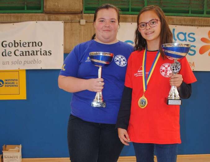 Las dos jóvenes campeonas (Foto TA)